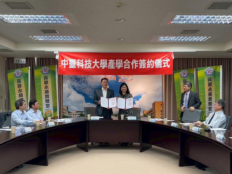 中臺科大陳錦杏校長(右)與農業部種苗改良繁殖場張定霖場長(左)簽約合影