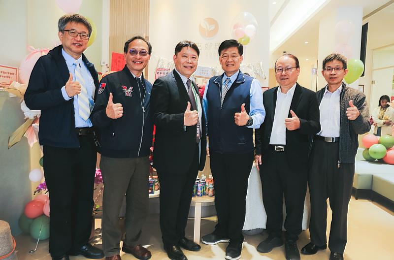 左起陽明交大郭博昭教授、南投縣衛生局陳南松局長、北屯好晴天藍祚鴻院長、台中市衛生局曾梓展局長、草屯療養院丁碩彥院長、草屯療養院張介信顧問醫師。(圖/好晴天身心診所提供)
