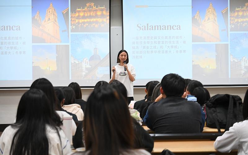 文藻外語大學西班牙語文科洋妤倢同學(中)介紹薩拉曼卡大學的交換生活 。