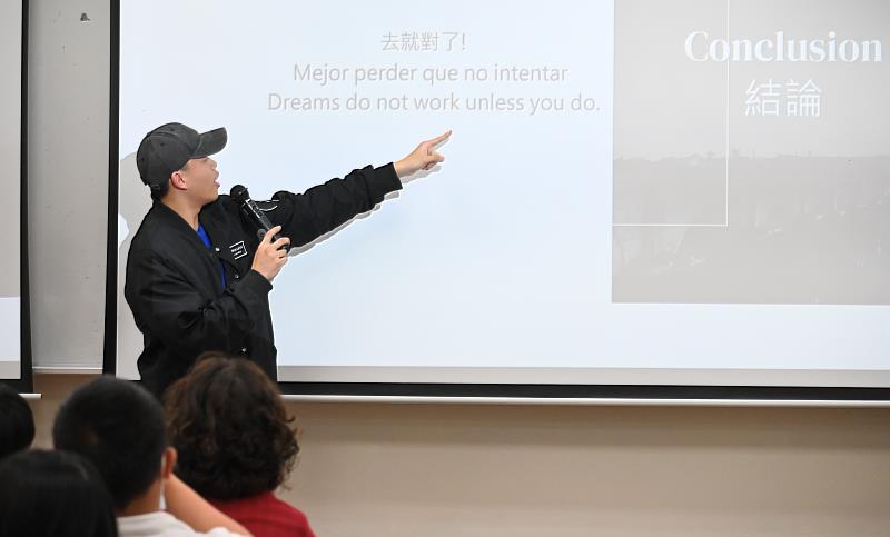 鄧楌龍同學以「去就對了，寧可嘗試而失敗，也不要從未嘗試」，鼓勵在場學生勇敢逐夢。