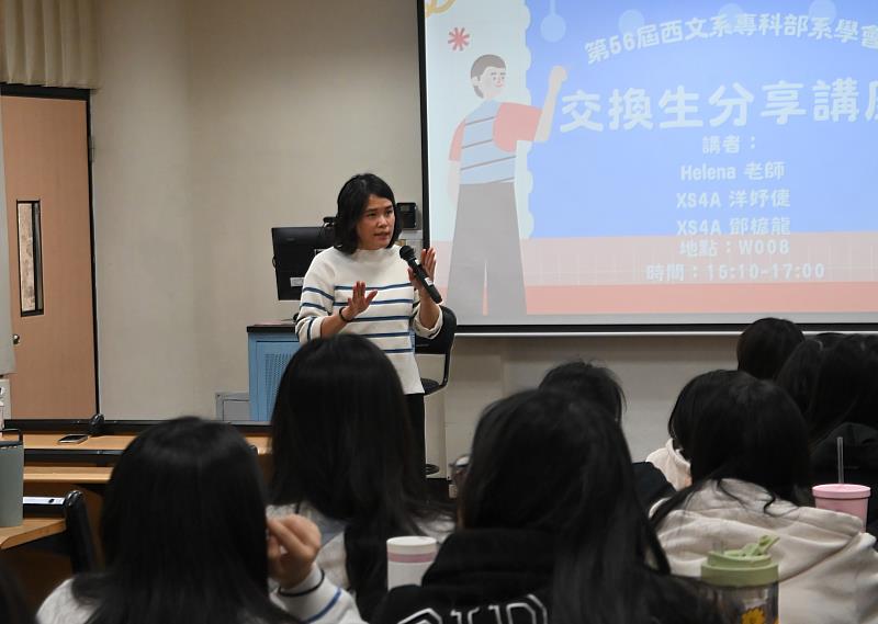 文藻外大西文系李宜靜老師(前)說明交換申請流程及注意事項