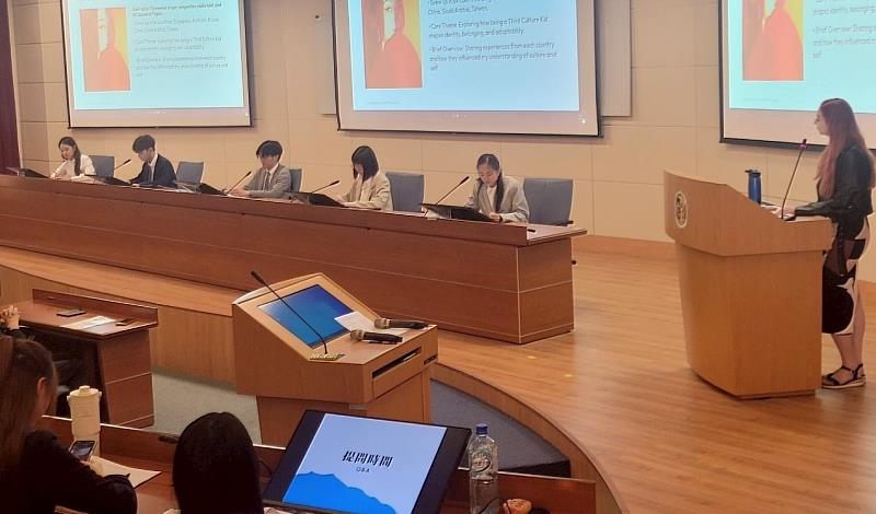 文藻外語大學翻譯系應屆畢業生為於動態畢業展上，為講者Caitlin Magee(右)進行現場逐步口譯。