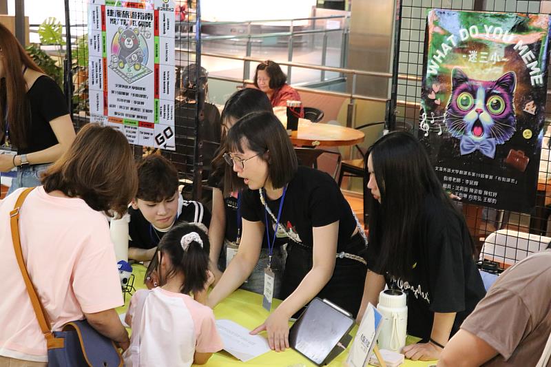 文藻外大翻譯系應屆畢業生於靜態展向民眾介紹筆譯成果