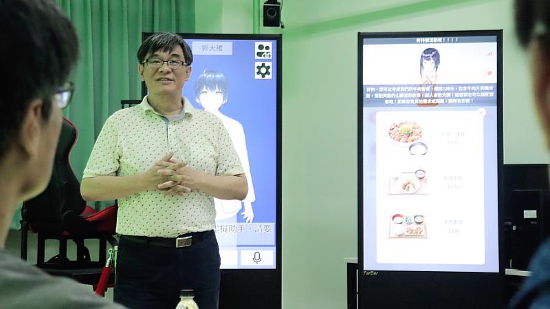 郭大維副招生長展示多款師生共同開發的生成式AI應用成果