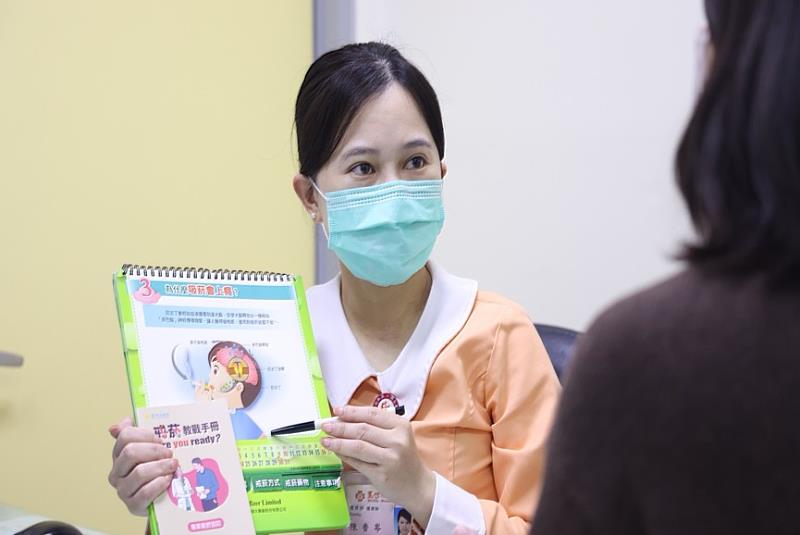衛教師為個案介紹戒菸服務