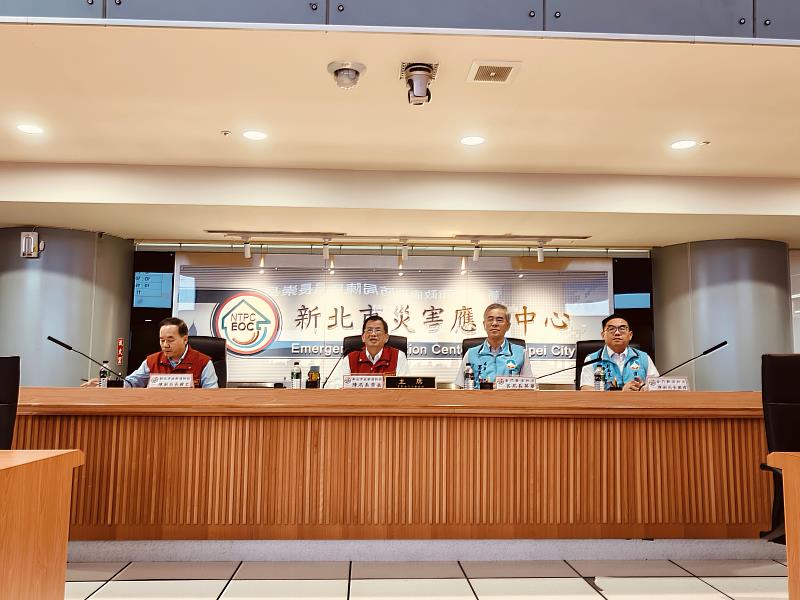新北市政府消防局陳崇岳局長(照片:左2)及金門縣消防局呂英華局長(照片:右2)共同研商跨縣市防救災合作交流議題