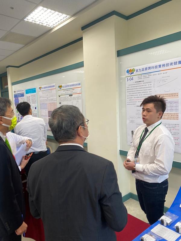 機械所林柏任(右1)參加2023第九屆磨潤科技實務技術競賽,與評審委員說明研究內容
