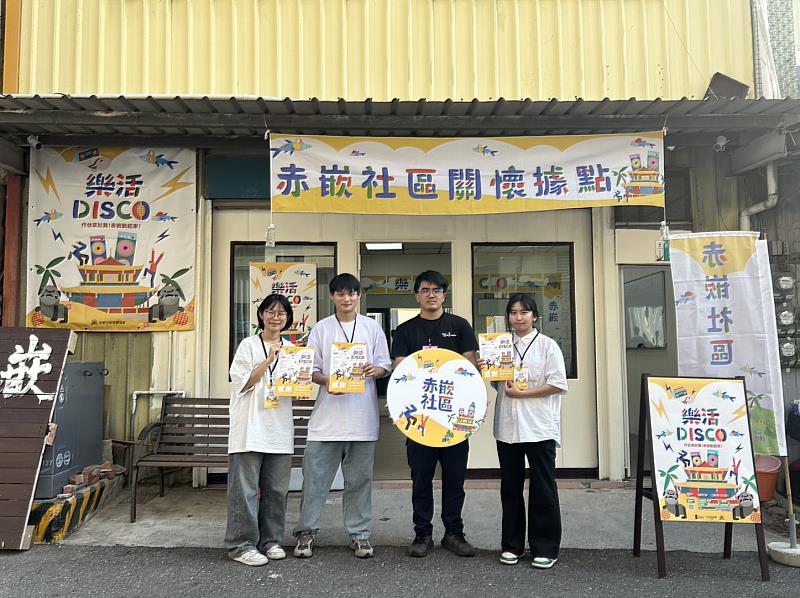 赤嵌社區發展協會張耕華理事長(右2)頒發感謝狀予視傳系學生