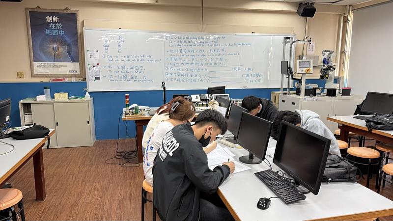 越南籍學生認真抄寫筆記