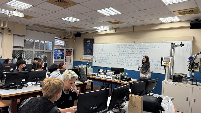 吳侑容為越南籍新生進行華語教學