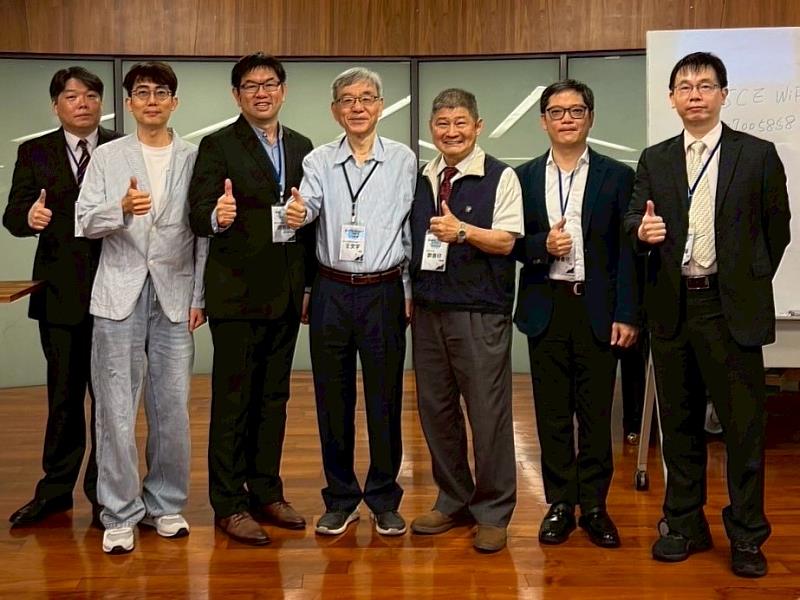 開大法學院王文宇院長（左4）游明得副院長（左3），與會談之教授及律師群合影