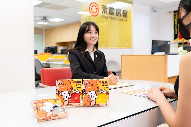 5月02日~5月11日期間到永慶房屋直營門市預約賞屋，即可獲得限量的繽紛彈口包。