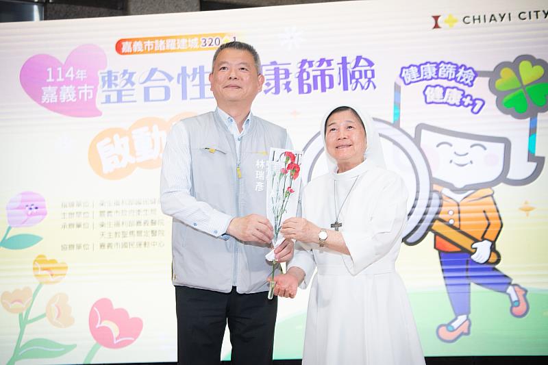 0_林瑞彥副市長代表市府贈送康乃馨花慶祝母親節