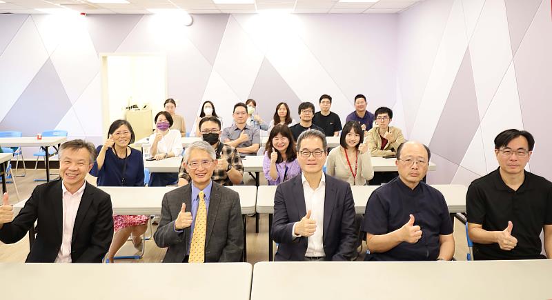 研究發展處邀請司法院代理院長謝銘洋（前排左2）演講，研發長薛宏中（左起）、學術副校長許輝煌、理學院院長施增廉和商管學院院長楊立人與會。（圖／淡江大學提供）