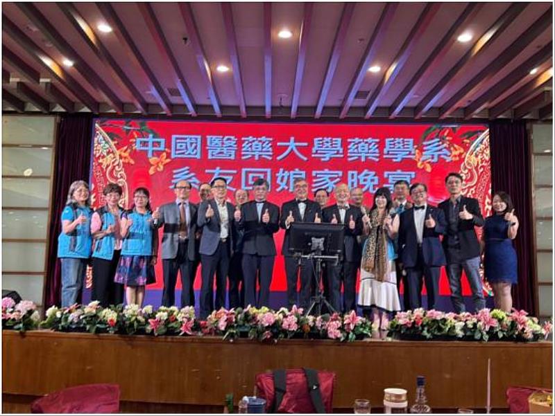 系友晚宴笑談往昔賓主盡歡。