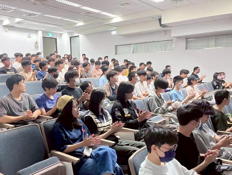 學生熱烈歡迎講者