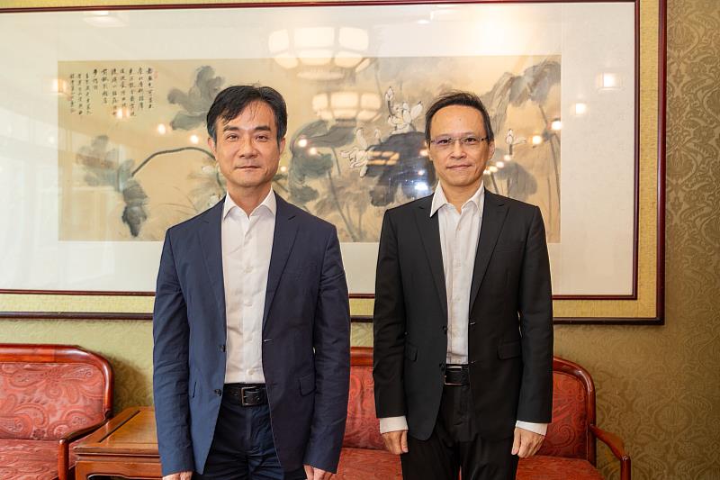資策會將啟動三大核心任務，以AI賦能百工百業數位轉型、促進數位生態發展並將臺灣技術推展國際。圖為資策會董事長黃仲銘（左）、資策會執行長范俊逸（右）共同合影。