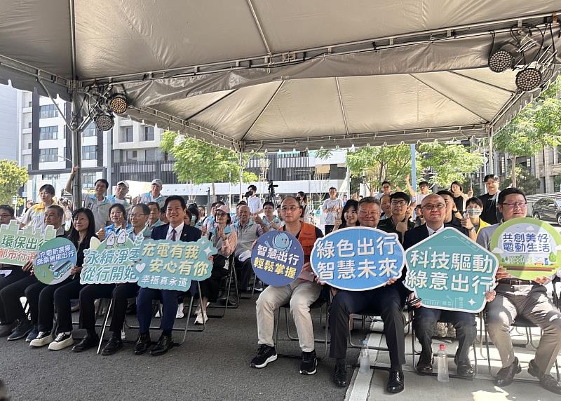三、遠傳將協助新竹市政府，目標今年底前建置電動小客車慢充132槍、快充136槍、以及大客車充電樁24槍，未來預計每年可協助新竹市減碳約2,400公噸。