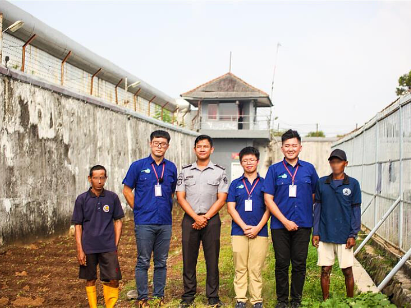 駐印尼技術團潘泊原技師(左2起)、卡拉旺監獄勞作科科長Bintang Panji Sapuro、劉京育技師、王國恩技師與兩名受刑人合影(受刑人面容已模糊處理)