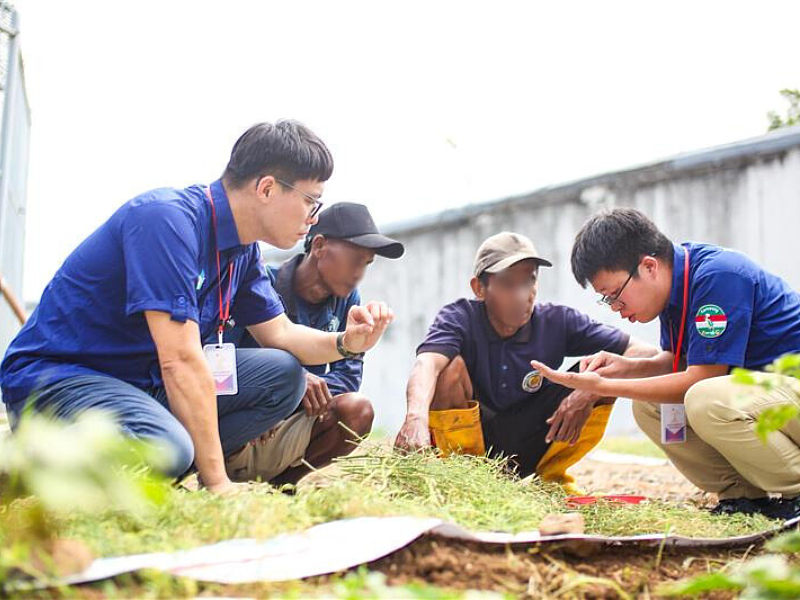國合會駐印尼技術團團員指導受刑人田間管理技巧(受刑人面容已模糊處理)