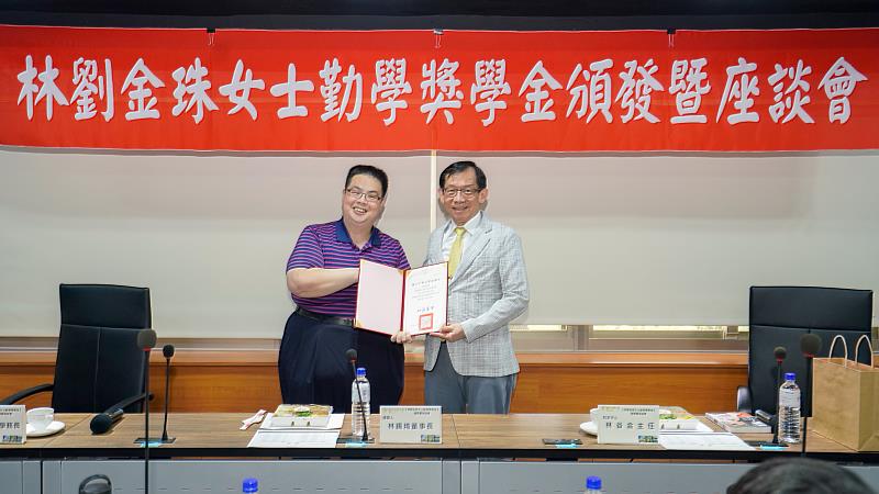 校友中心林谷合主任(左)頒贈感謝狀予林錫埼學長(右)