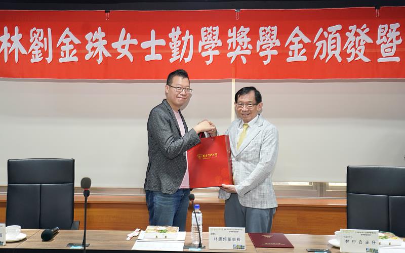 學生事務處凃宏明副學務長(左)頒贈校園紀念品予林錫埼學長(右)