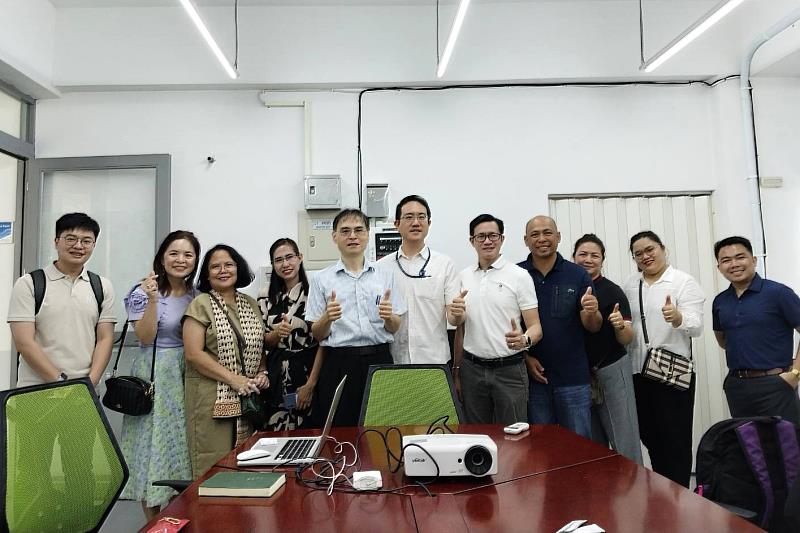 菲律賓訪問團參訪黃章文老師與李孟洲老師研究室