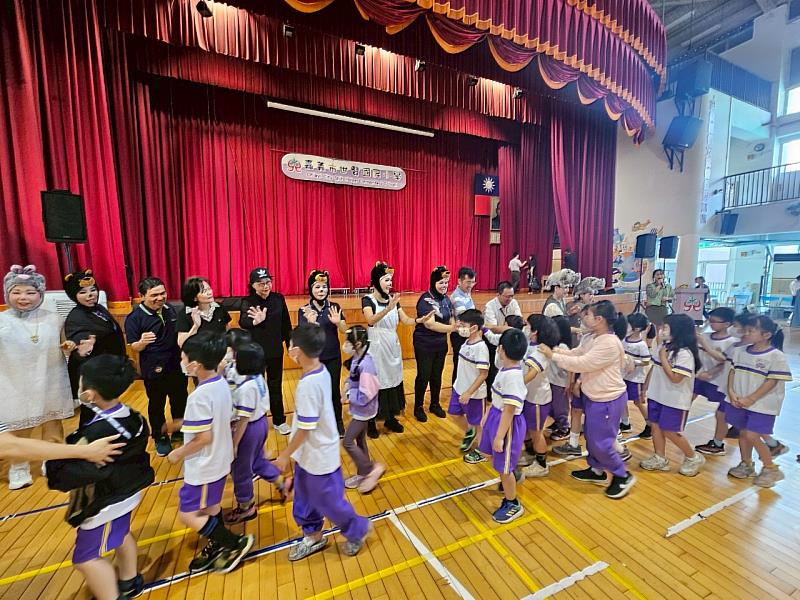 學生和志工互動