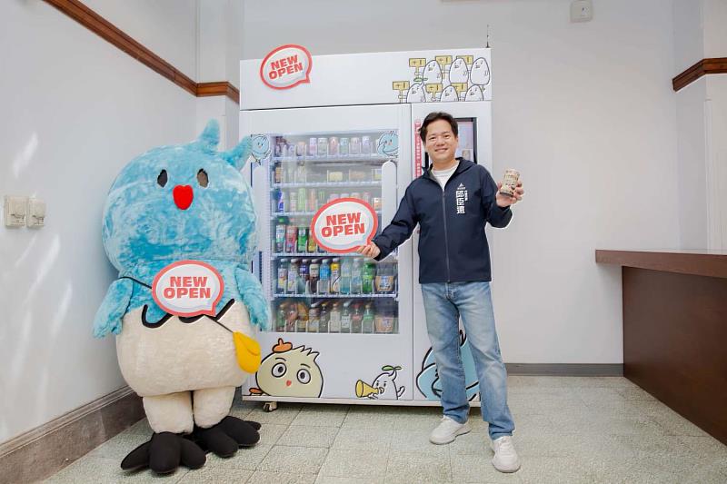 新竹市代理市長邱臣遠開箱使用「皮卡智能販賣機」