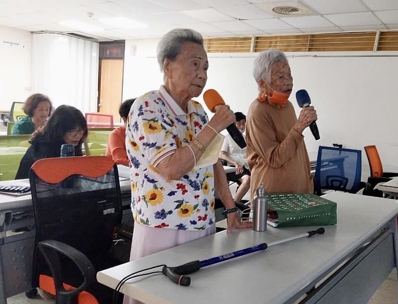 東區樂齡學習中心日語歌唱班兩位百歲阿嬤精神奕奕合唱日語歌謠。