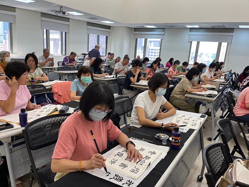 東區樂齡學習中心學員於課堂上全神貫注揮毫練字展現筆墨文采。
