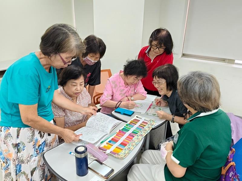 東區樂齡學習中心舒壓療癒畫進行分組討論讓學員交流創作樂趣。