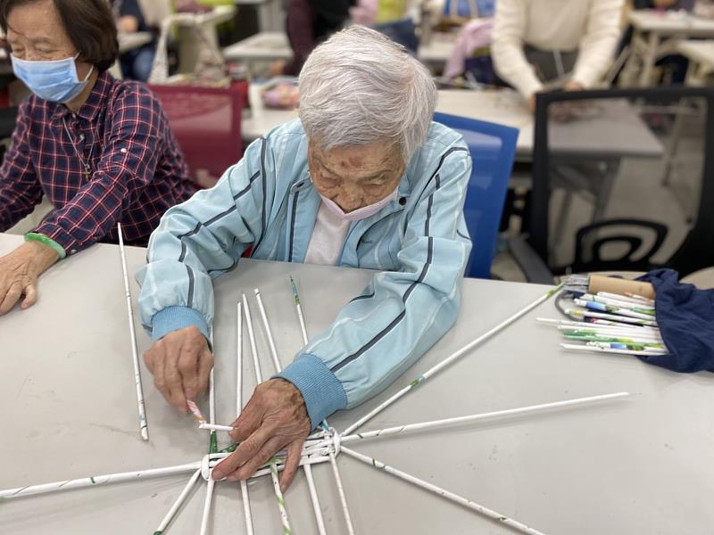 東區樂齡學習中心環保手工藝課程98歲雪娥奶奶專注手中創作展現學習活力與熱忱。