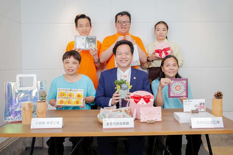邱代理市長與三家庇護工場員工及母親節禮盒合影