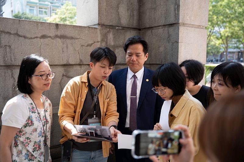 代理市長邱臣遠一同試玩體驗。