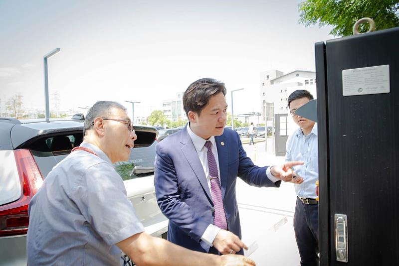 代理市長邱臣遠視察充電樁。