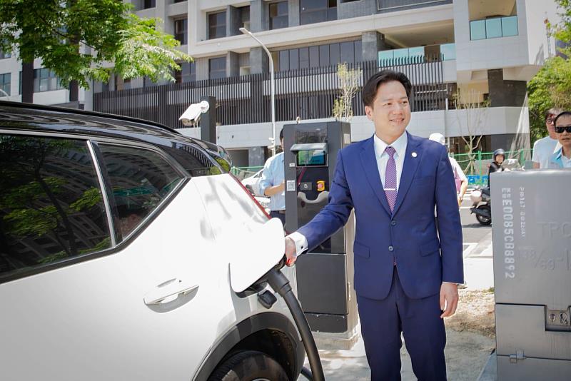 代理市長邱臣遠視察充電樁。