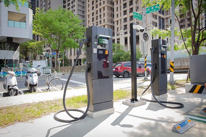 新竹市正式啟用73槍電動小客車快、慢充電樁。