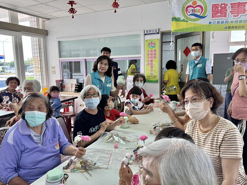 喜迎母親節 太保衛生所醫事C老幼插花傳愛