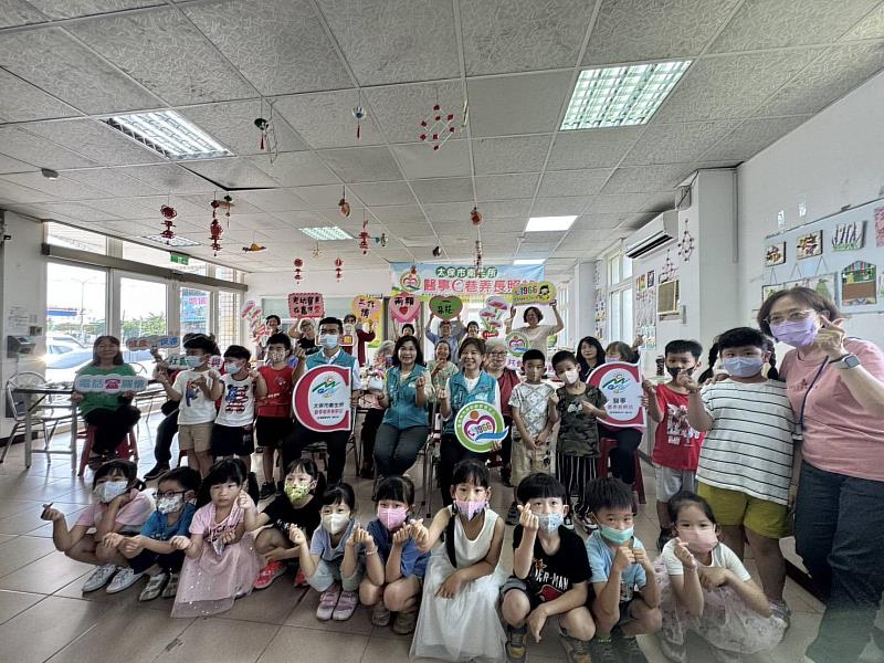 喜迎母親節 太保衛生所醫事C老幼插花傳愛