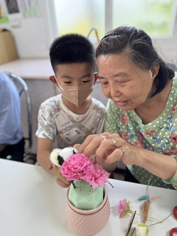 喜迎母親節 太保衛生所醫事C老幼插花傳愛