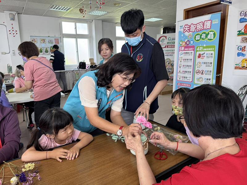 喜迎母親節 太保衛生所醫事C老幼插花傳愛