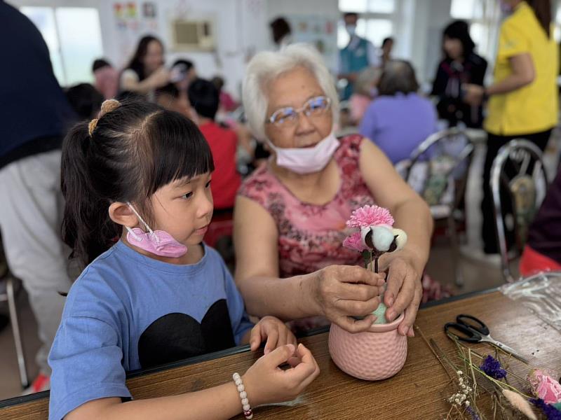 喜迎母親節 太保衛生所醫事C老幼插花傳愛