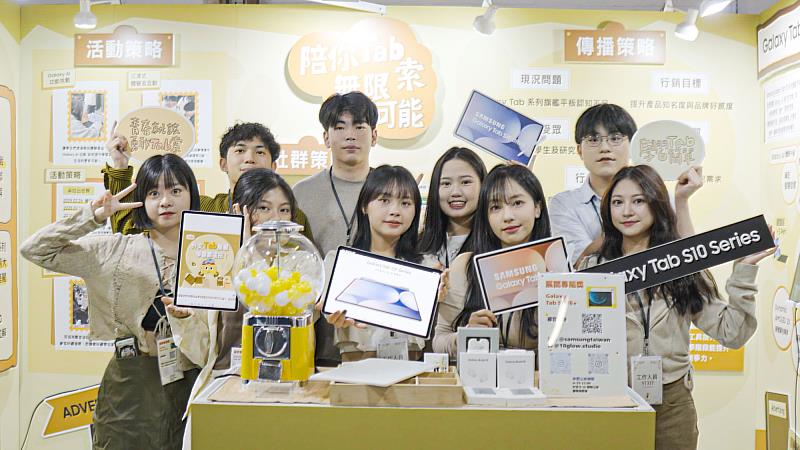世新公廣系拾光整合行銷團隊與三星最新的旗艦平板合作,發揮創意推廣Galaxy AI功能。(世新大學提供)
