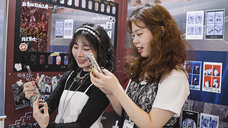 世新公廣系實夢貘團隊為SerendiPIC拍貼機打造的展間，吸引眾多參觀者體驗。（世新大學提供）