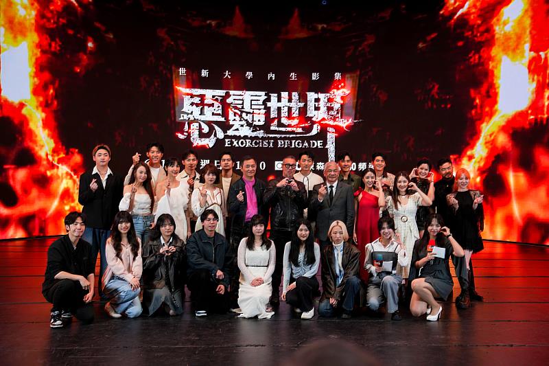 世新大學校長與學生演員們與校友演員一同合影。（世新大學提供）