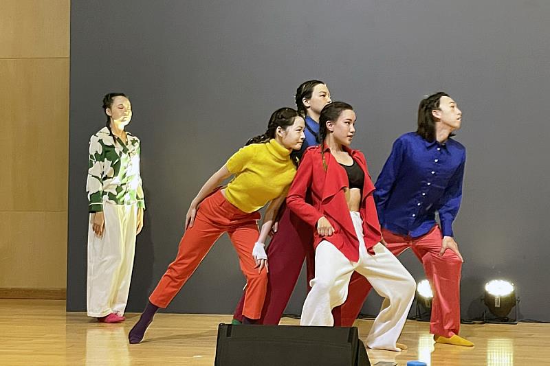 中央大學舞蹈校隊帶來現代舞蹈表演，趨向聚光的能量，持續前進，比喻全國各大專校院燦若繁星，閃耀宇宙，照亮星際。
