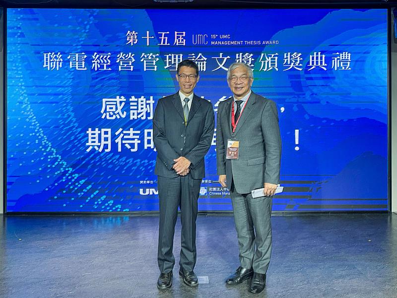 世新大學校長陳清河（右）與口傳系副教授方正璽（左）在典禮合影。（方正璽提供）