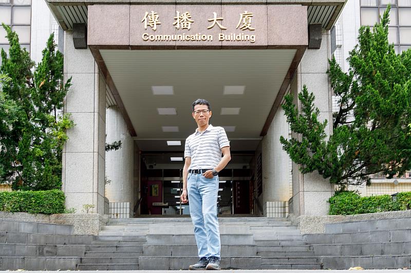 世新大學口傳系副教授方正璽致力於將研究經驗轉化為教學資源,提升系上學生的研究能力。(世新大學提供)