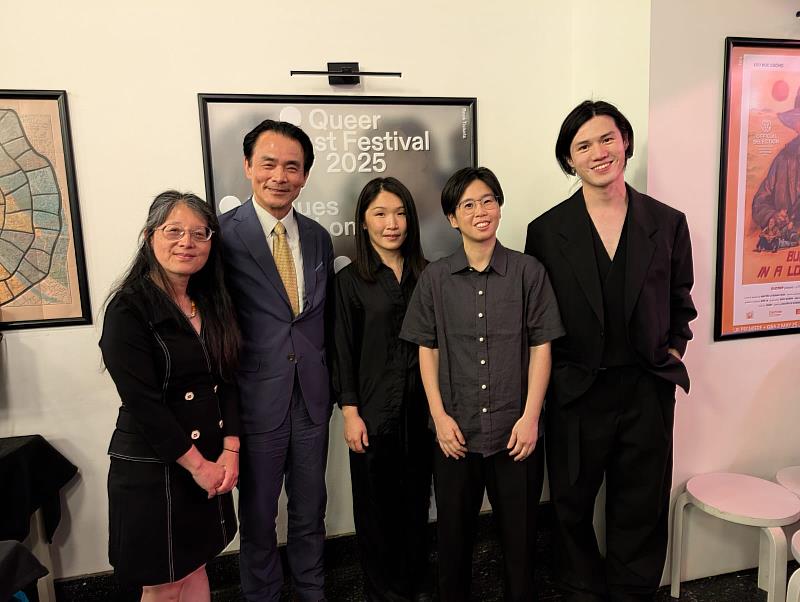 （右起）藝術節藝術總監王裔、導演王品文、導演鄧紫惠、駐英國公使柳惠千、文化組代理組長林欣怡一起合影（駐英國代表處文化組提供）